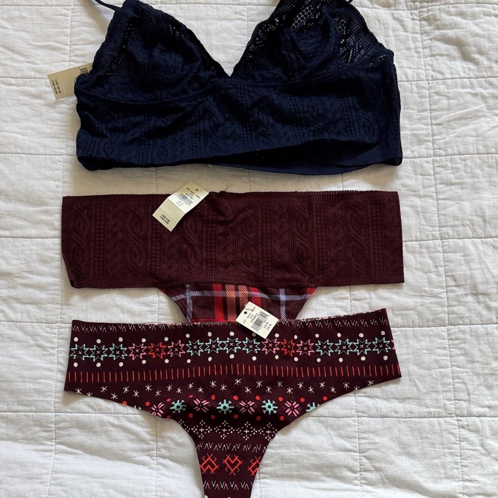 Elegant Lace Bralette and Patterned thongs size medium Aerie